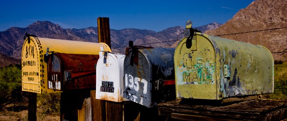 山路旁的一排邮箱。
