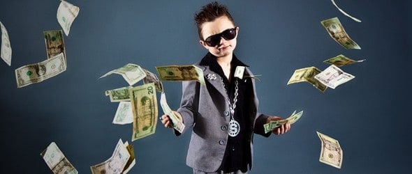 一个戴着墨镜的小男孩在扔钱。