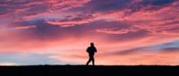 一个男人在日落时跑步。