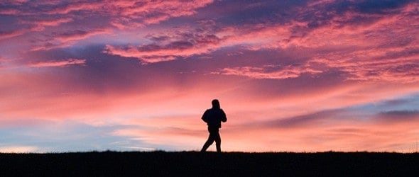 一个在夕阳下奔跑的人。