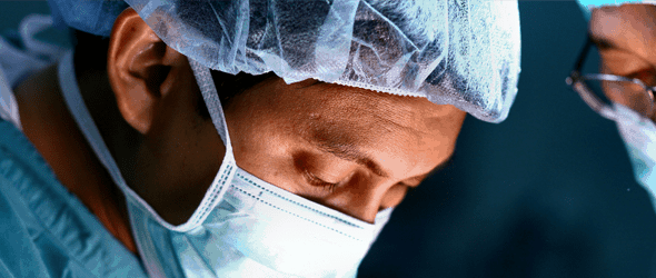 一个医生在手术室里俯视的特写镜头