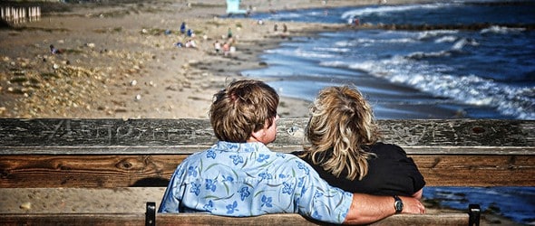 一对情侣在海滩上共度美好时光的后视图