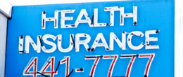 显示健康保险441和7777文字的标牌