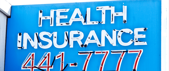 标牌上写着健康保险441和7777