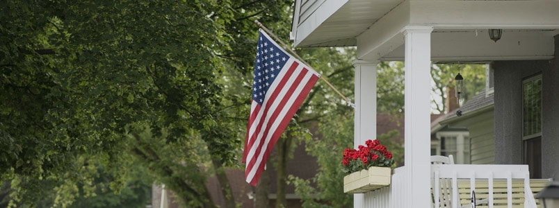 把美国国旗挂在房子外面