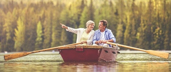 一对老夫妇在划船。