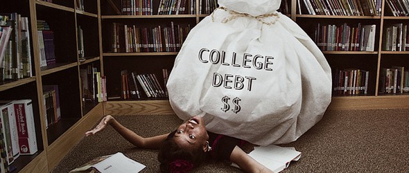 一个学生被大学债务压得喘不过气来