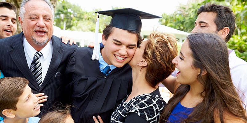 在儿子毕业典礼上，一个幸福的家庭在一起合影