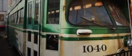 一列绿白相间的火车，车牌号是1040。
