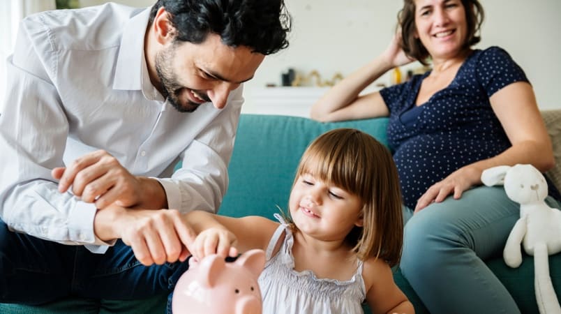 父亲和母亲带着孩子用最低的收入为退休储蓄