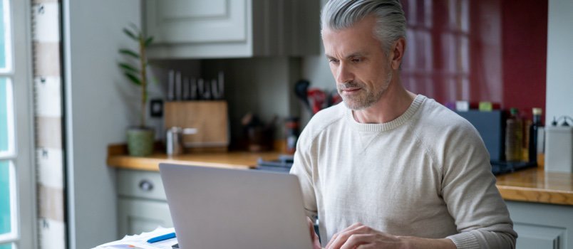 一名男子在电脑上阅读有关个体户延期纳税的信息。